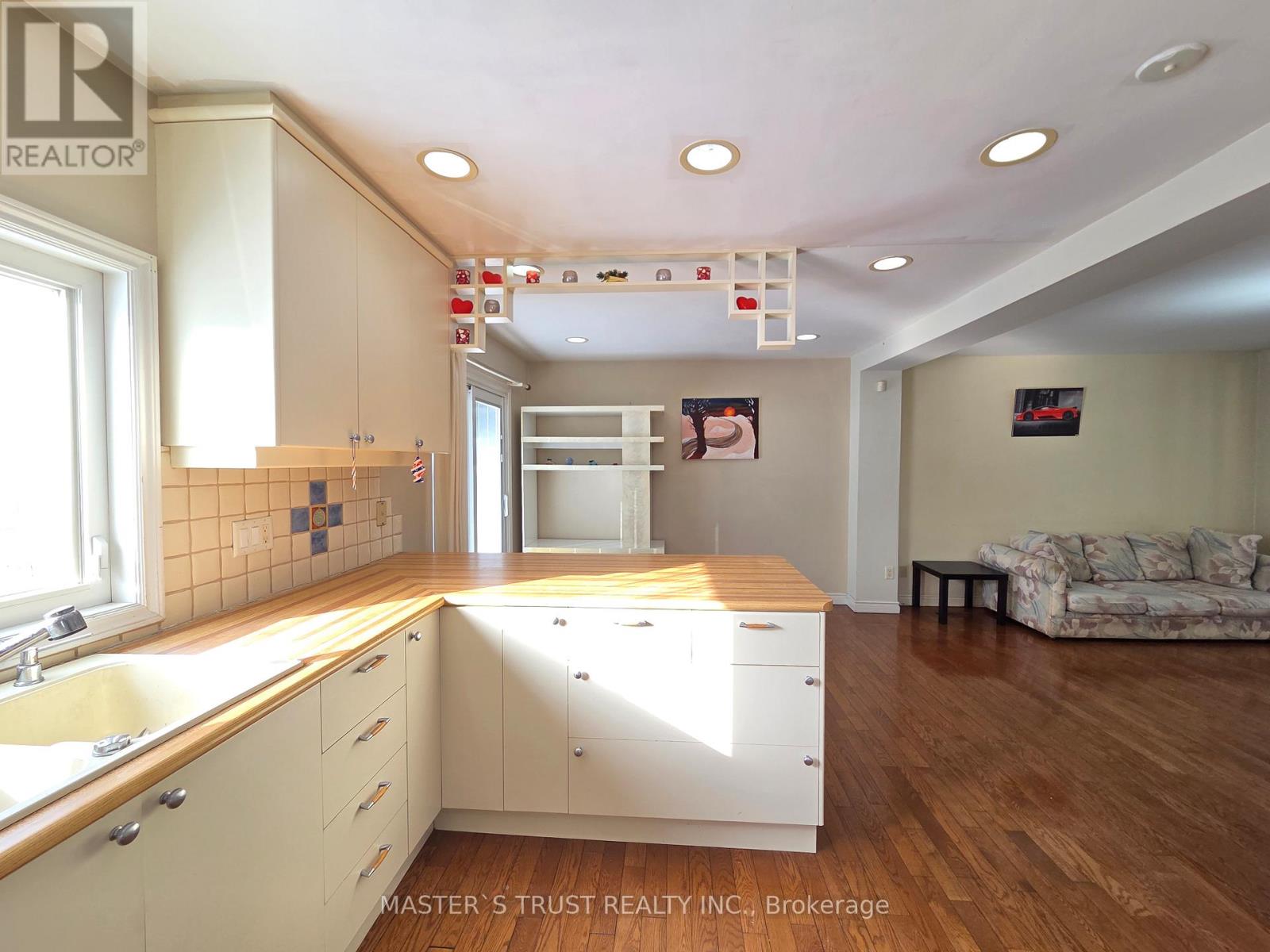 8 Dromore Crescent, Toronto, Ontario  M2R 2H5 - Photo 3 - C12744492