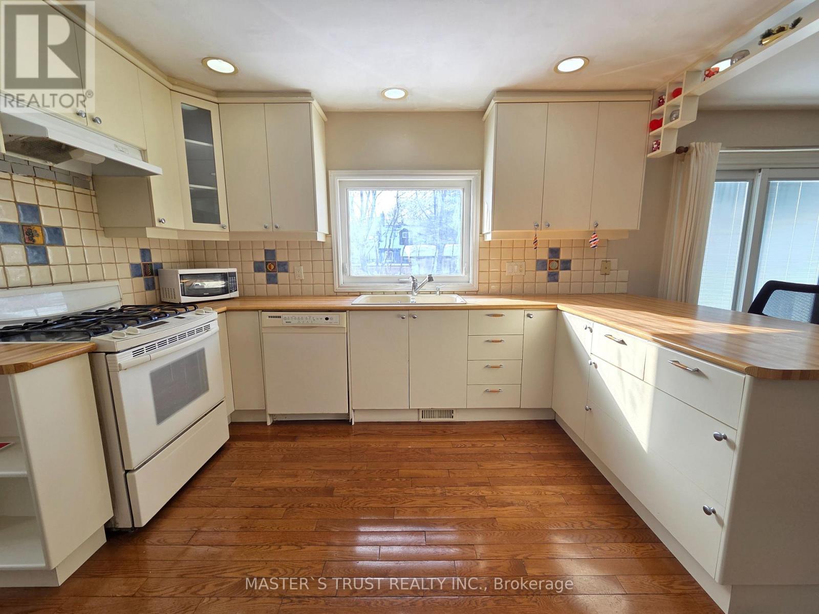 8 Dromore Crescent, Toronto, Ontario  M2R 2H5 - Photo 5 - C12744492