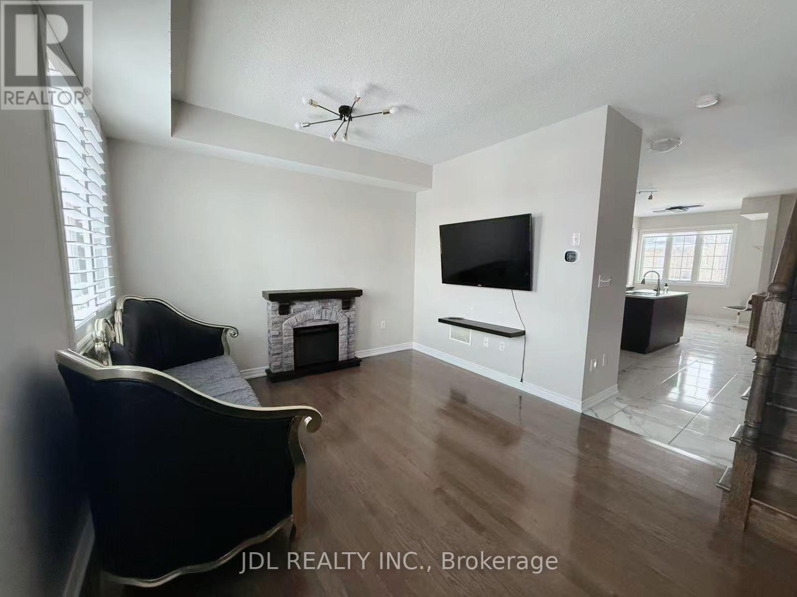 1374 Granrock Crescent, Mississauga, Ontario  L5E 0E1 - Photo 3 - W12744530