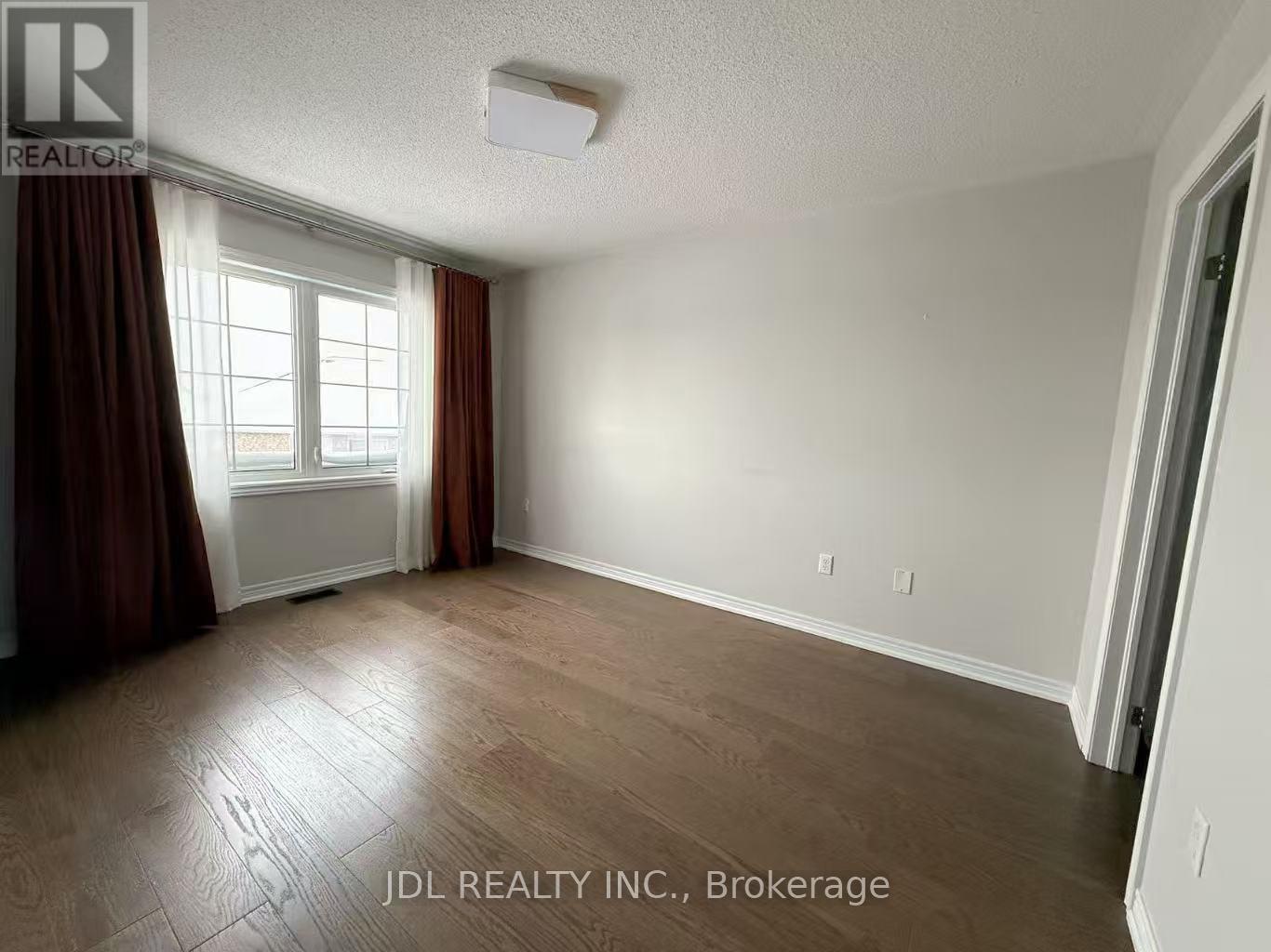 1374 Granrock Crescent, Mississauga, Ontario  L5E 0E1 - Photo 4 - W12744530