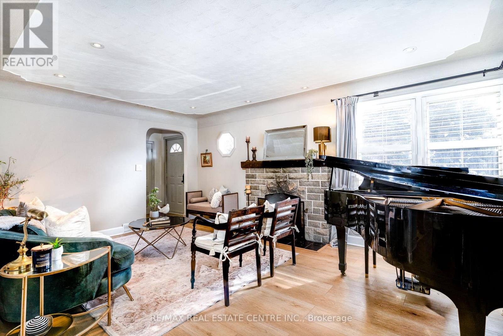 3 Fallsview Road, Hamilton, Ontario  L9H 5J7 - Photo 3 - X12744520