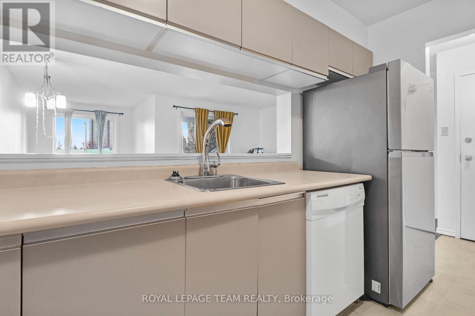 270 Brittany Drive, Ottawa, Ontario  K1K 0R8 - Photo 8 - X12744558