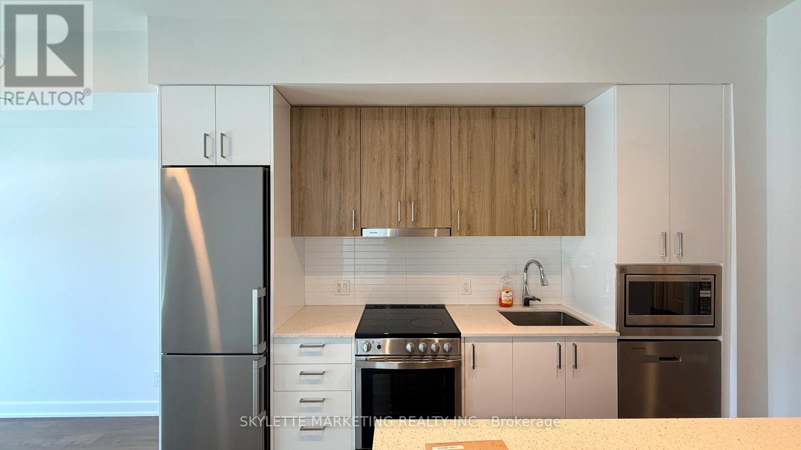 604 - 30 Upper Mall Way, Vaughan, Ontario  L4J 0L7 - Photo 2 - N12744556