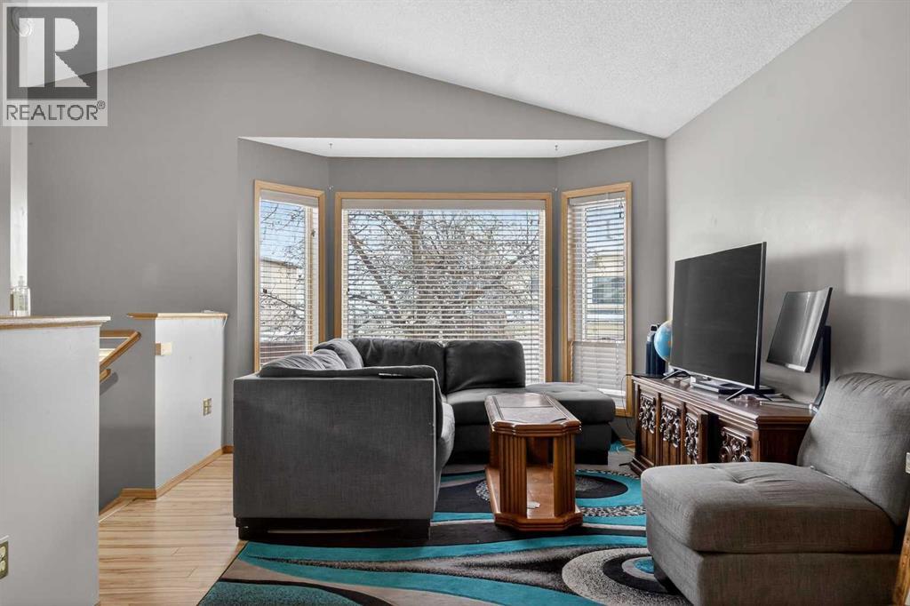 40 Erin Circle Se, Calgary, Alberta  T2B 3H9 - Photo 3 - A2273908