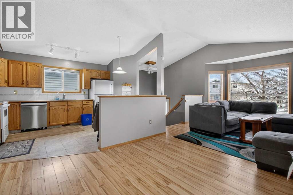 40 Erin Circle Se, Calgary, Alberta  T2B 3H9 - Photo 9 - A2273908