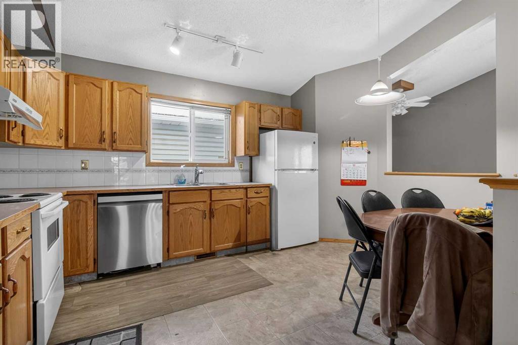 40 Erin Circle Se, Calgary, Alberta  T2B 3H9 - Photo 11 - A2273908