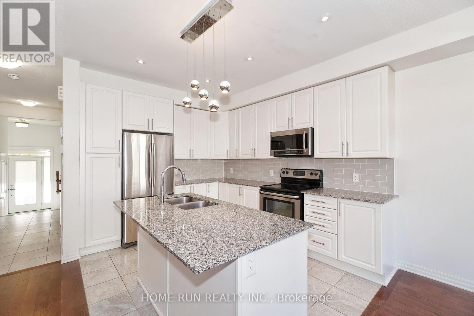 118 Overberg Way, Ottawa, Ontario K2S 0V9 - Photo 8 - X12744586