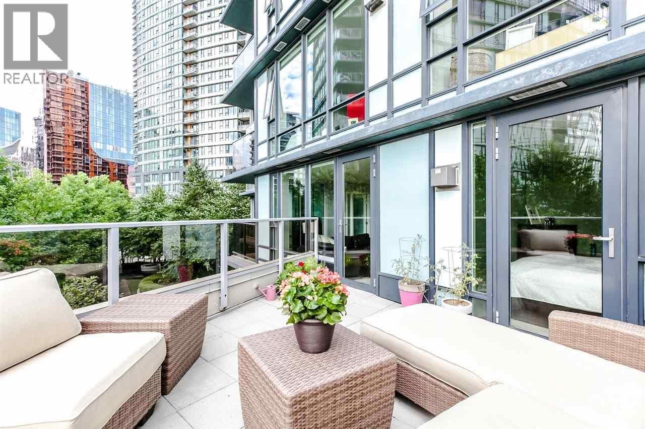 305 8 Smithe Mews, Vancouver, British Columbia  V6B 0A5 - Photo 3 - R3001108