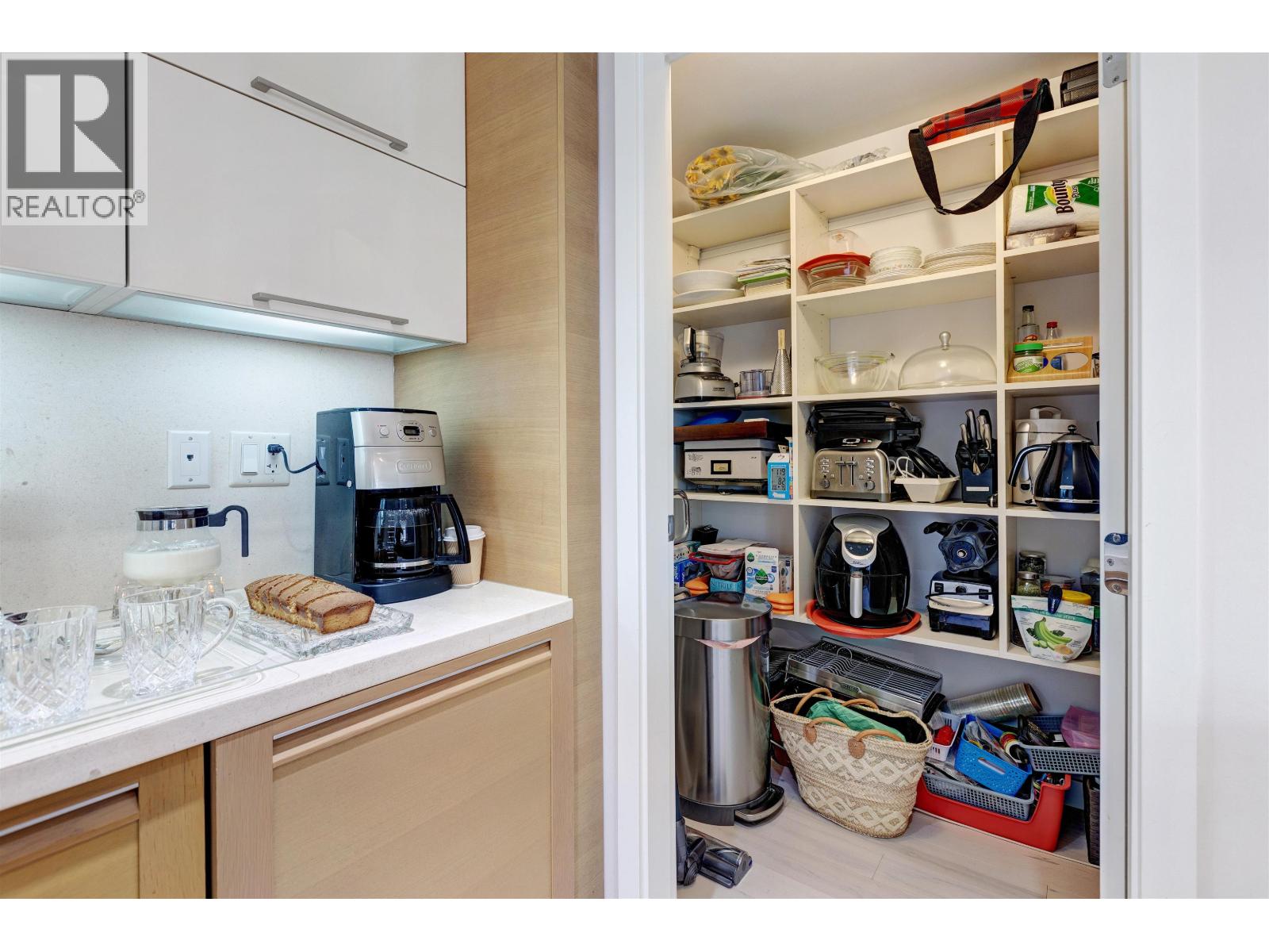 305 8 Smithe Mews, Vancouver, British Columbia  V6B 0A5 - Photo 10 - R3001108