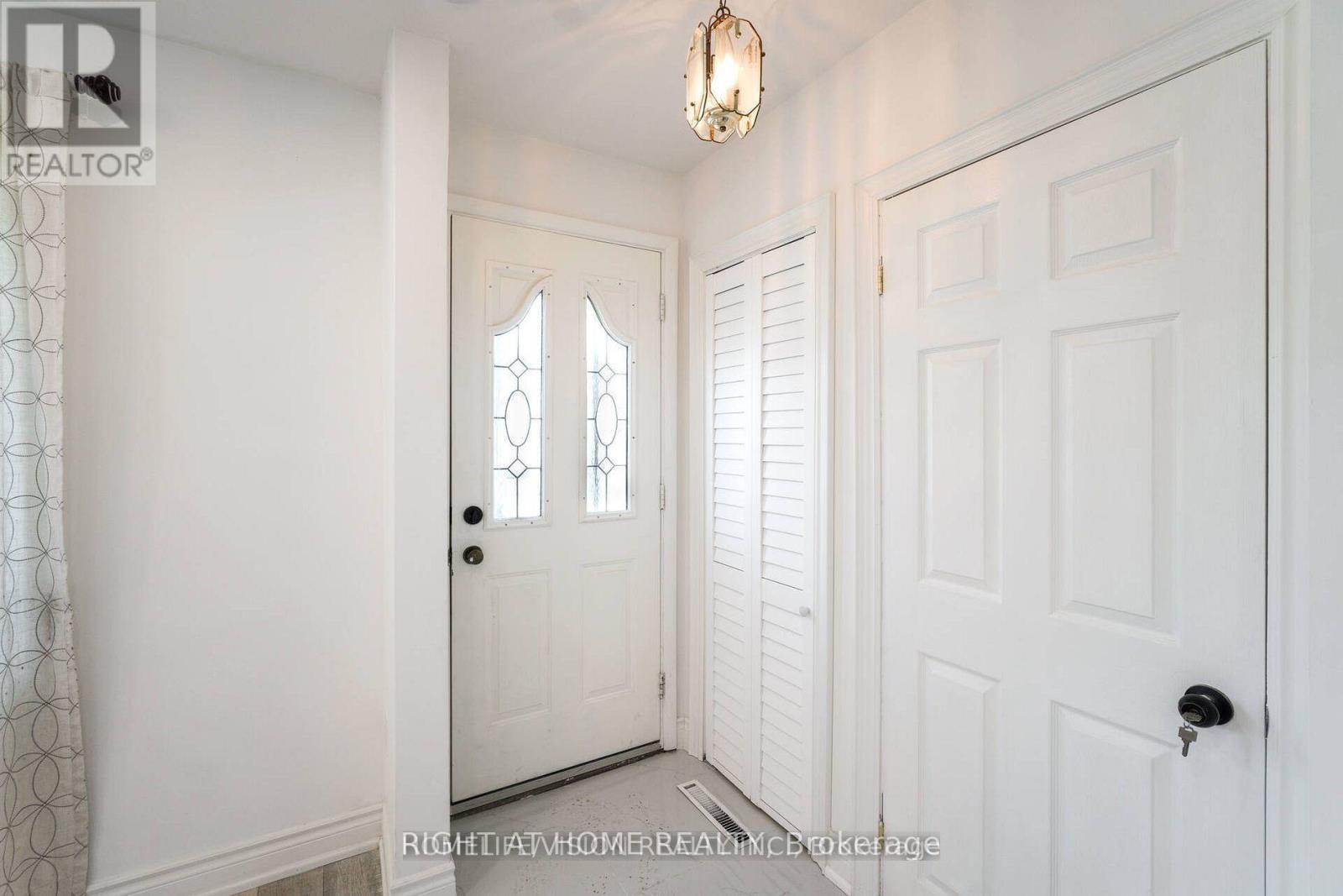 Main - 5 Orlando Boulevard, Toronto, Ontario  M1R 3N5 - Photo 2 - E12744640