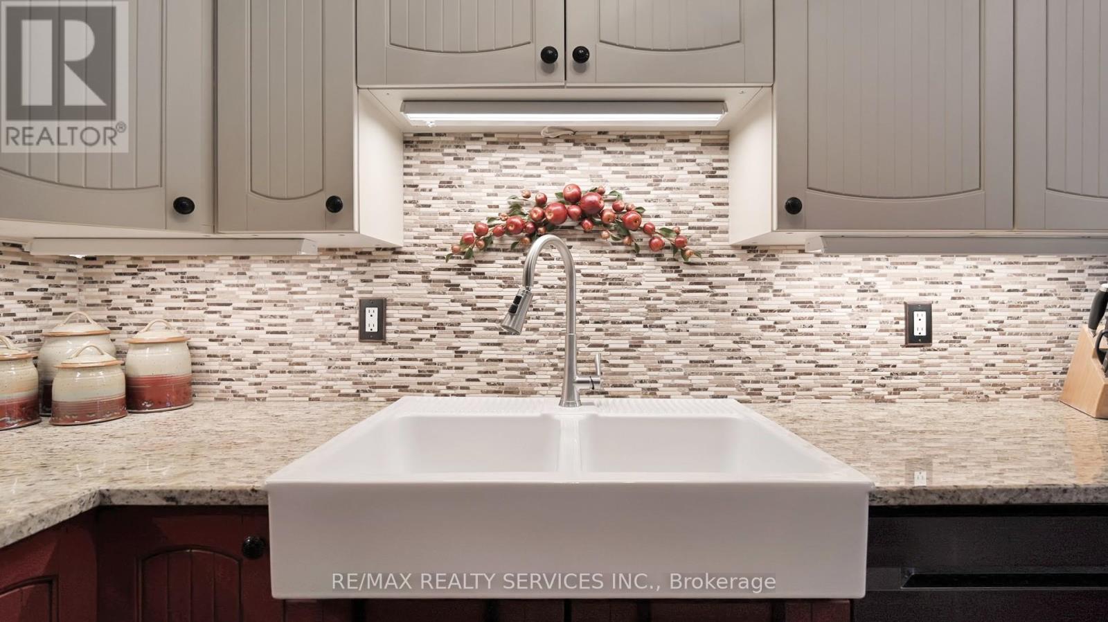 72 Carisbrooke Court, Brampton, Ontario  L6S 3K1 - Photo 17 - W12744660