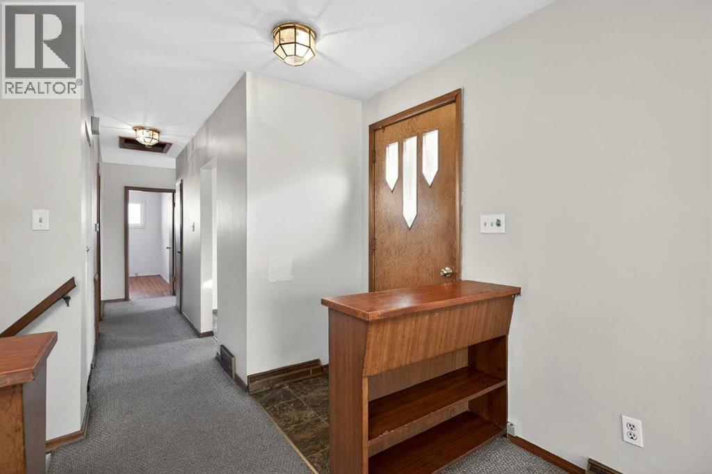 44 Winslow Crescent Sw, Calgary, Alberta  T3C 2R1 - Photo 7 - A2276396