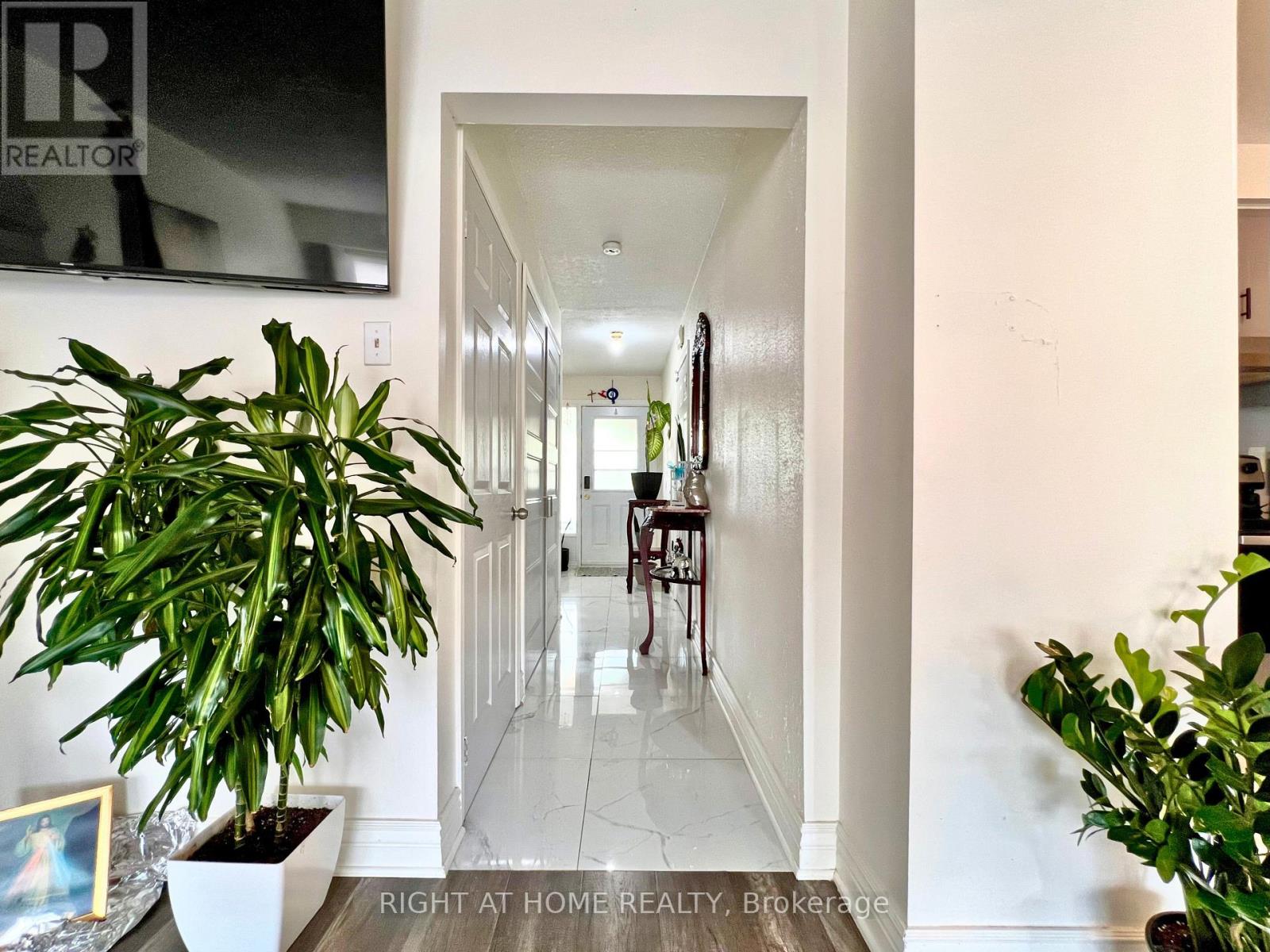 25 Baronwood Court, Brampton, Ontario  L6V 3H6 - Photo 3 - W12744714