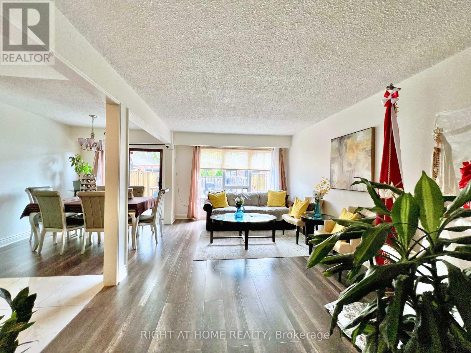 25 Baronwood Court, Brampton, Ontario  L6V 3H6 - Photo 4 - W12744714