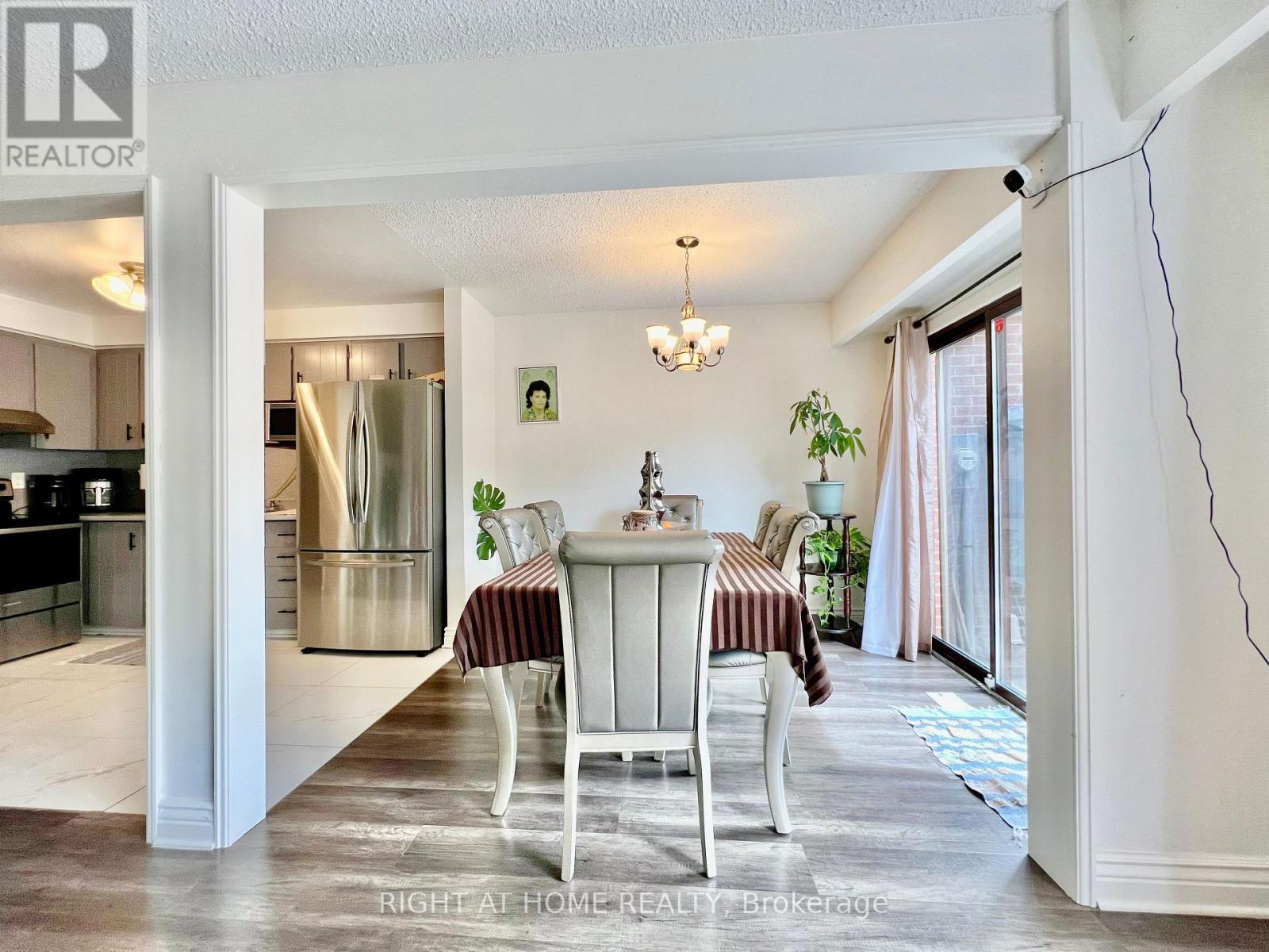 25 Baronwood Court, Brampton, Ontario  L6V 3H6 - Photo 5 - W12744714