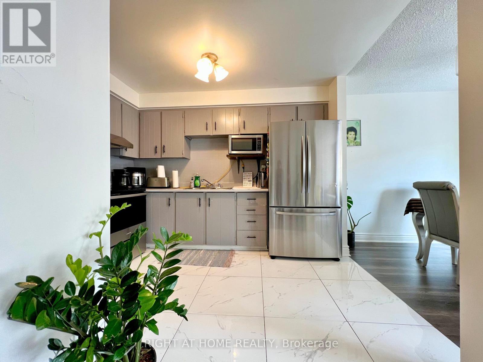 25 Baronwood Court, Brampton, Ontario  L6V 3H6 - Photo 8 - W12744714