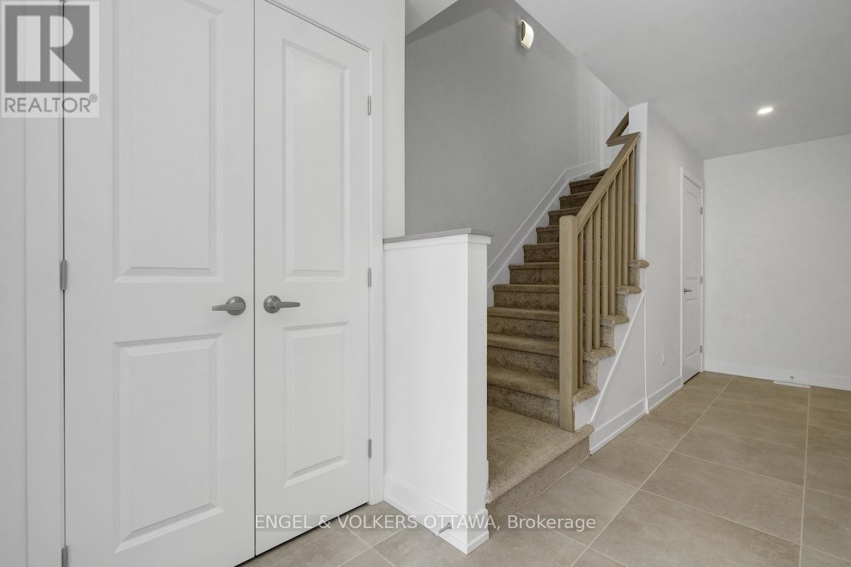 584 Arbia Ridge, Ottawa, Ontario  K2S 2S4 - Photo 4 - X12744804