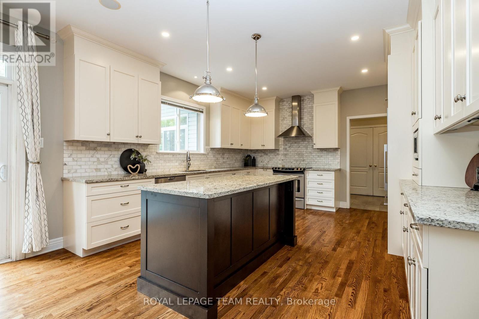 10 Beechgrove Gardens, Ottawa, Ontario  K2S 1W5 - Photo 11 - X12341642