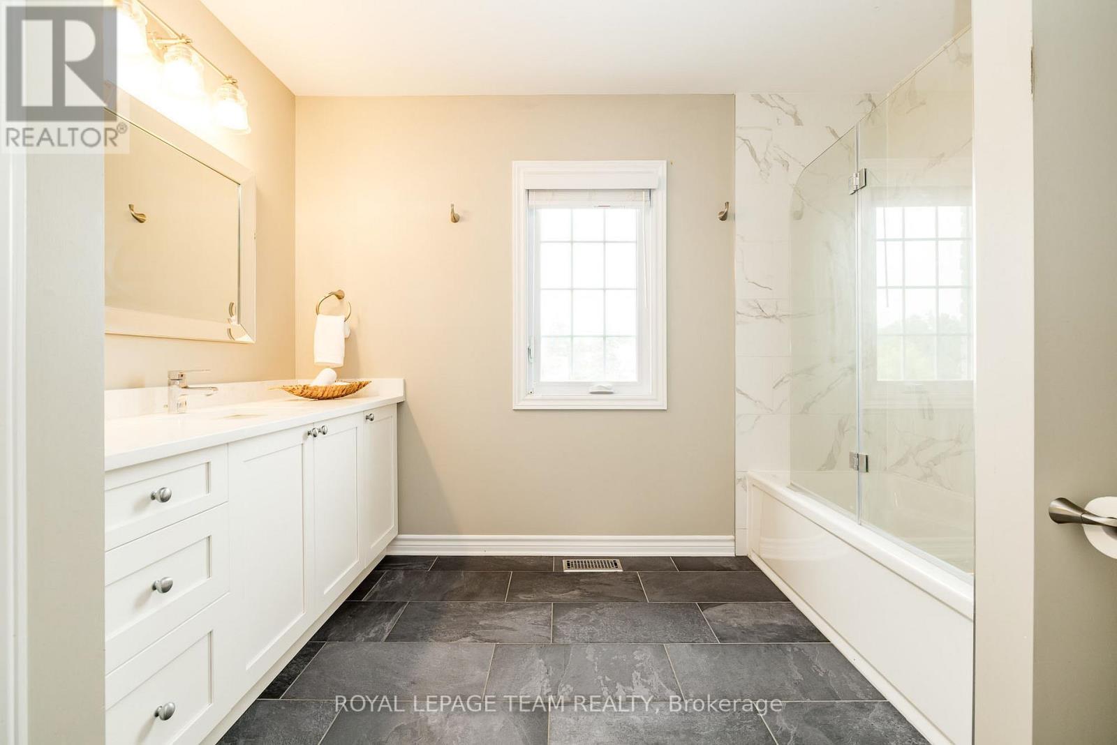 10 Beechgrove Gardens, Ottawa, Ontario  K2S 1W5 - Photo 25 - X12341642