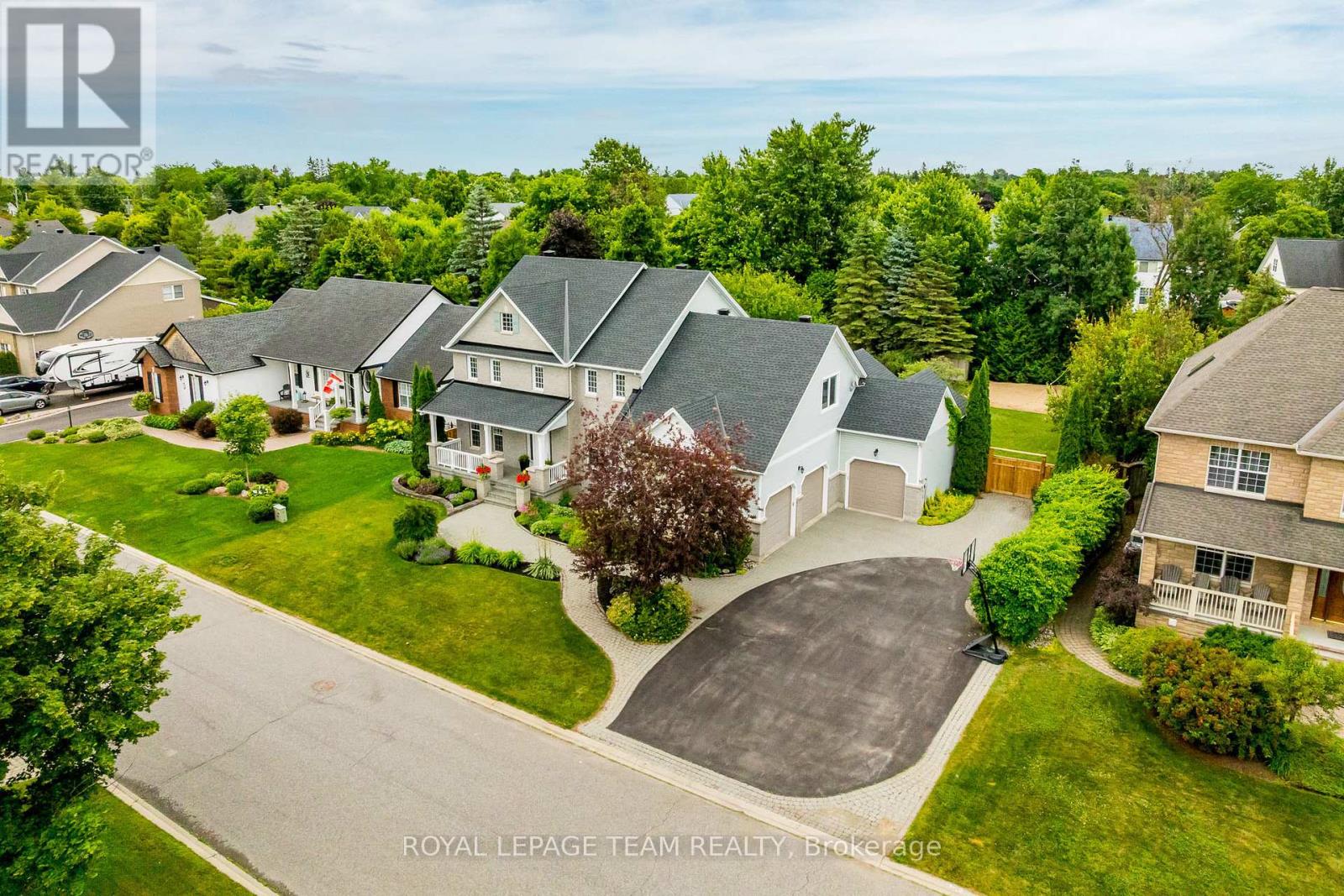 10 Beechgrove Gardens, Ottawa, Ontario  K2S 1W5 - Photo 3 - X12341642