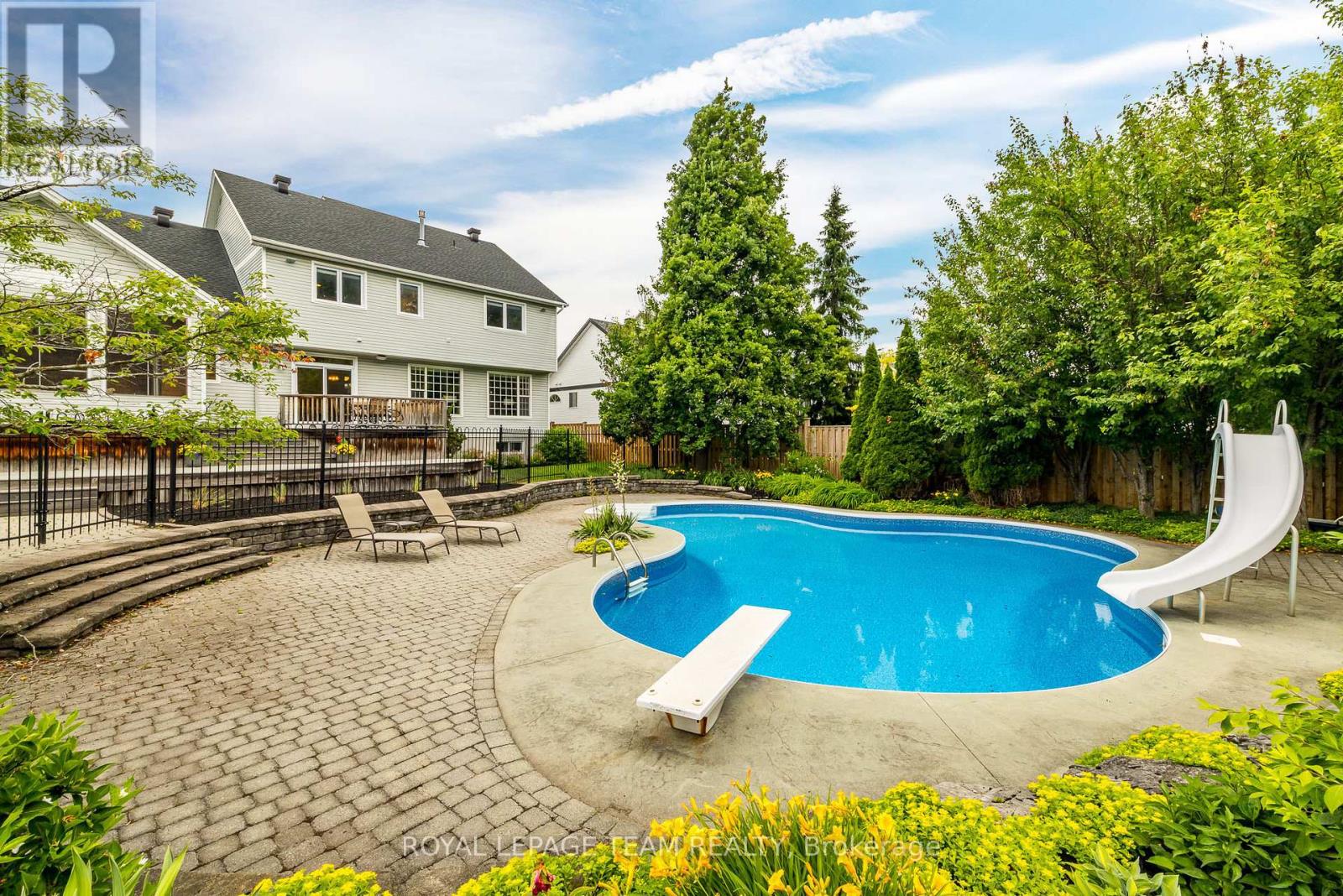 10 Beechgrove Gardens, Ottawa, Ontario  K2S 1W5 - Photo 45 - X12341642