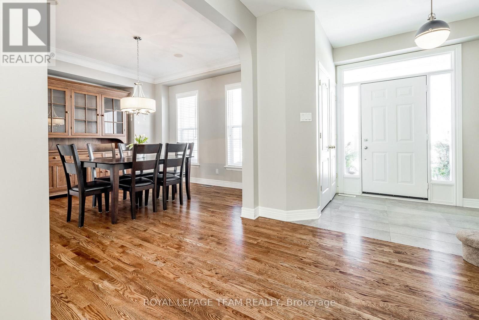 10 Beechgrove Gardens, Ottawa, Ontario  K2S 1W5 - Photo 6 - X12341642