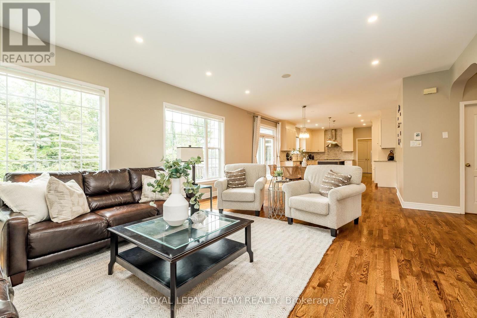 10 Beechgrove Gardens, Ottawa, Ontario  K2S 1W5 - Photo 8 - X12341642