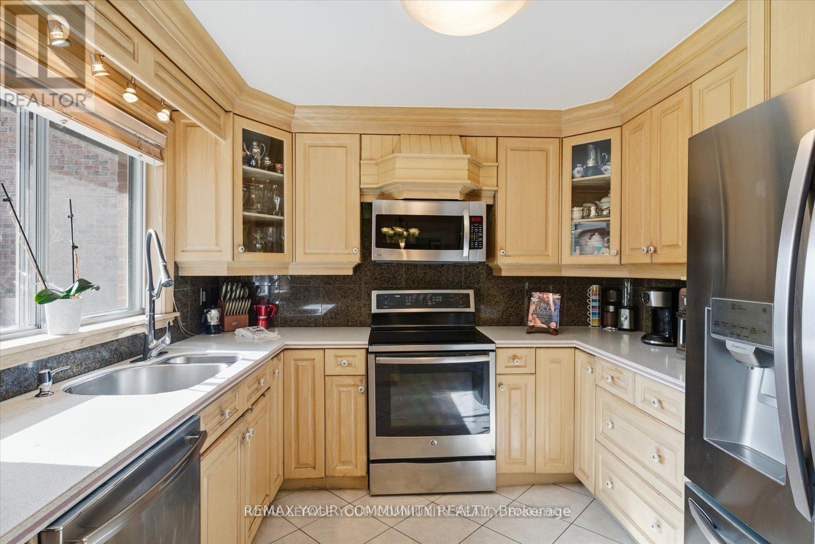 35 Sunvale Drive, Toronto, Ontario  M9R 1Z4 - Photo 14 - W12744742