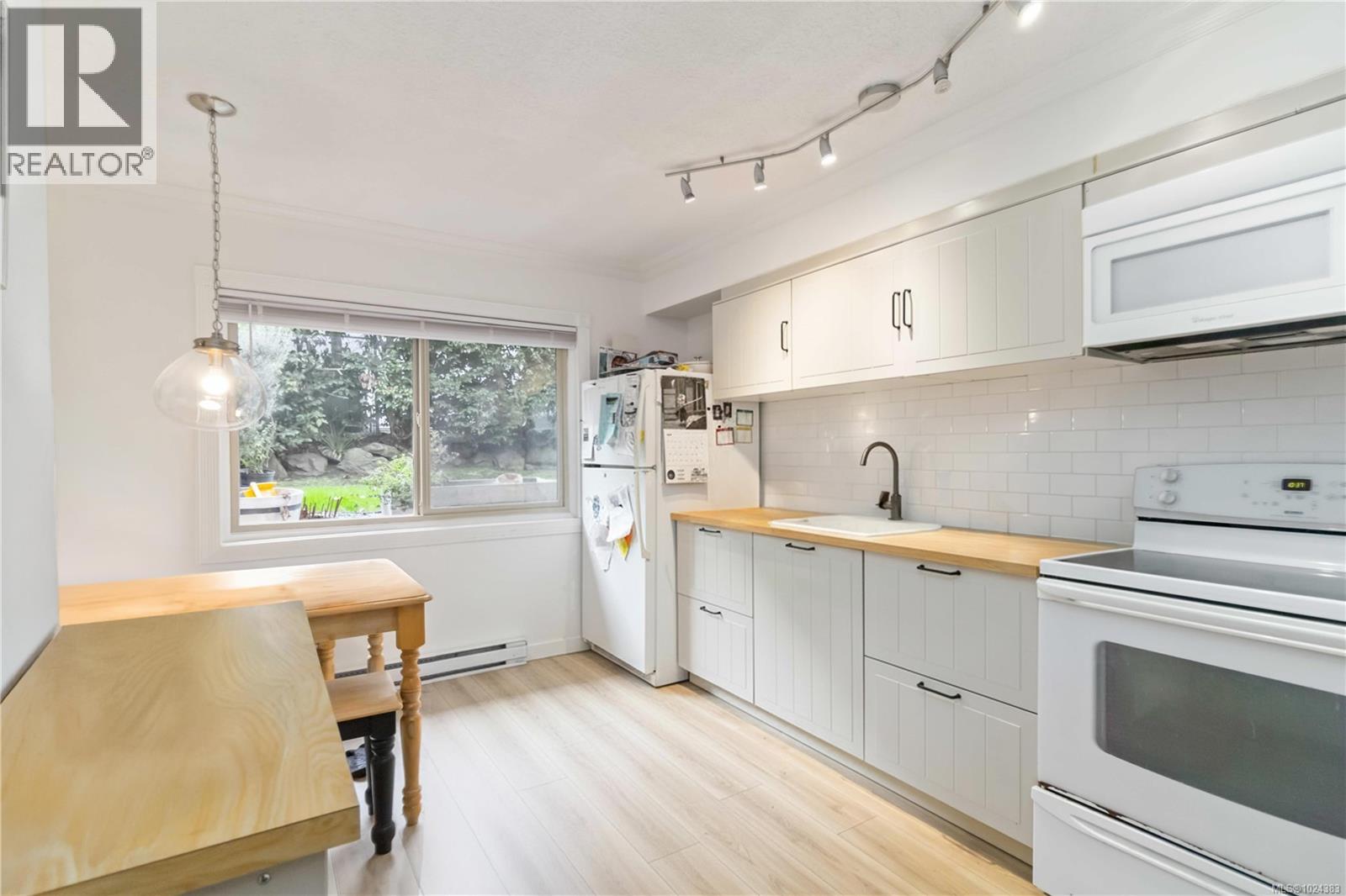 16 477 Lampson St, Esquimalt, British Columbia  V9A 5Z4 - Photo 11 - 1024383