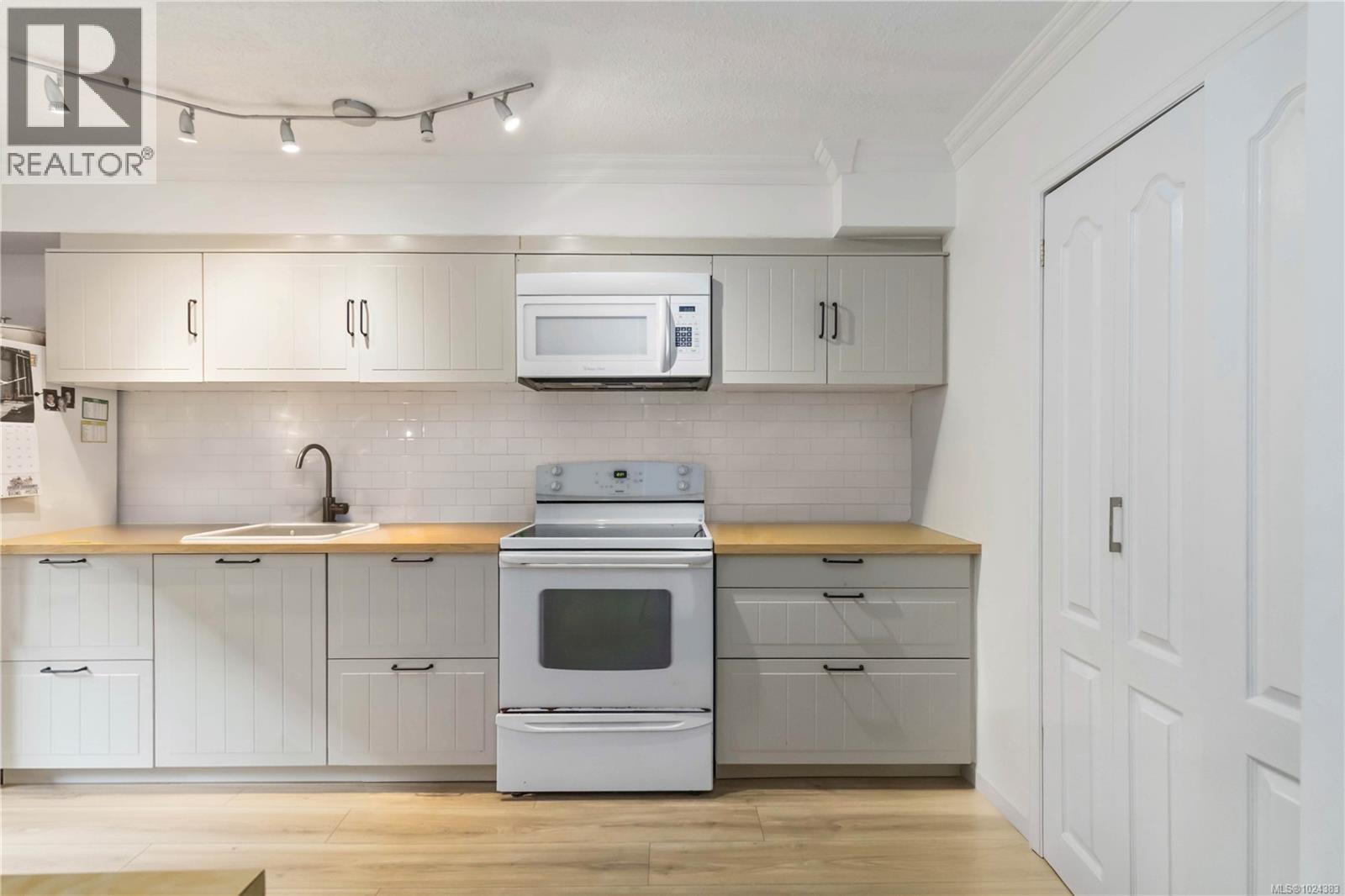 16 477 Lampson St, Esquimalt, British Columbia  V9A 5Z4 - Photo 7 - 1024383