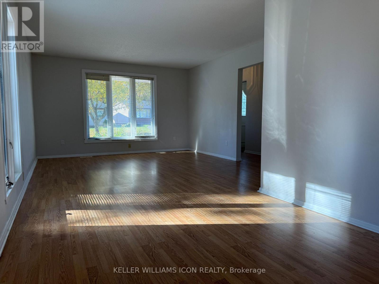 2098 Fillmore Crescent, Ottawa, Ontario  K1J 6A6 - Photo 2 - X12744836