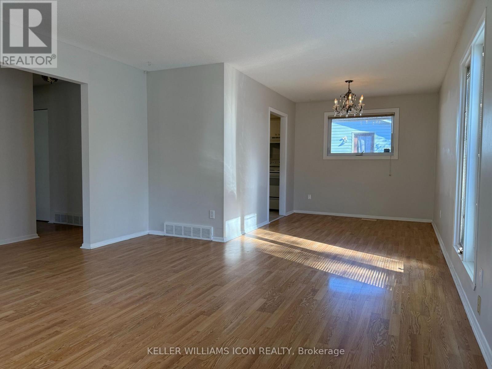 2098 Fillmore Crescent, Ottawa, Ontario  K1J 6A6 - Photo 3 - X12744836