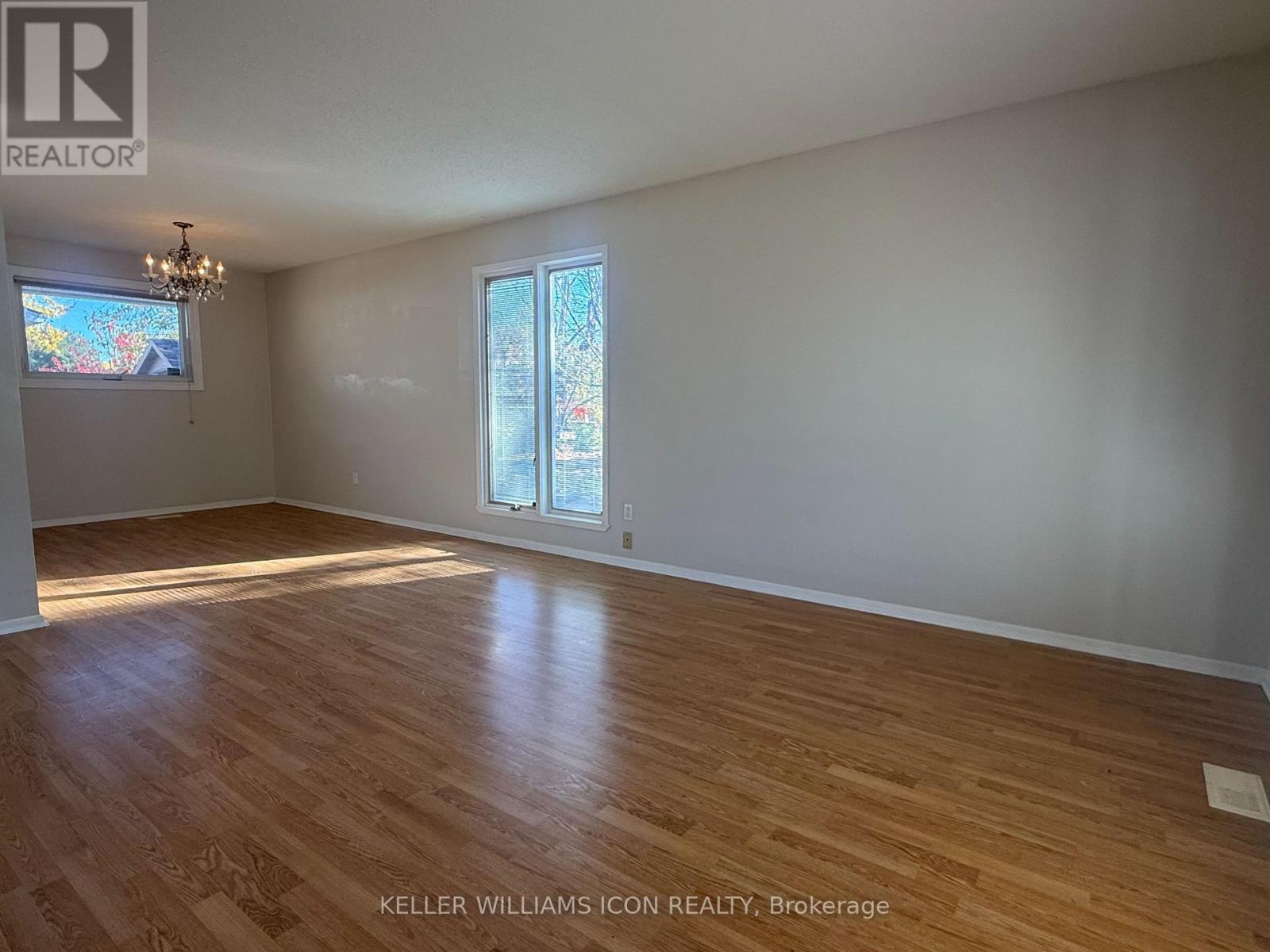 2098 Fillmore Crescent, Ottawa, Ontario  K1J 6A6 - Photo 4 - X12744836