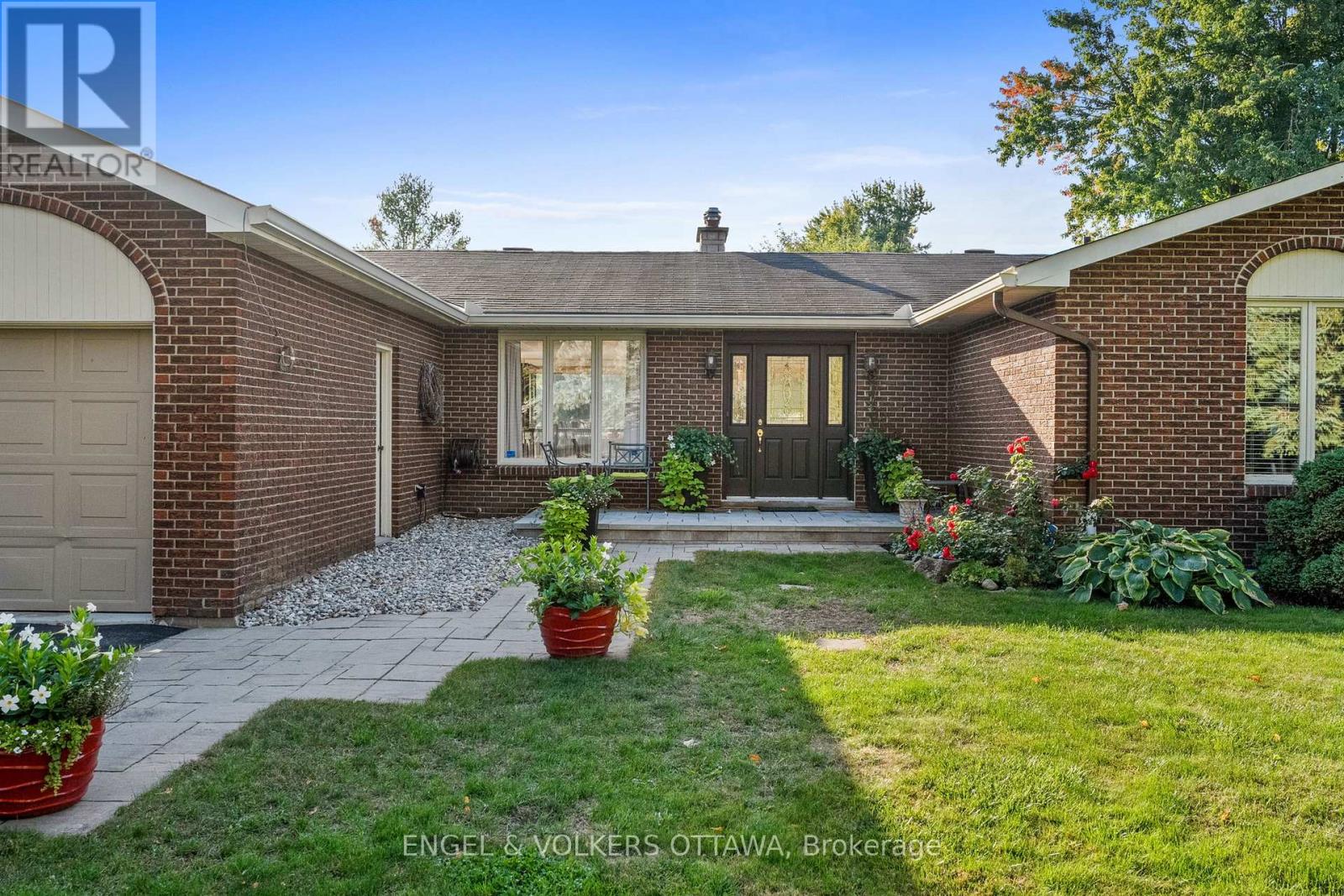 1304 Fairway Drive, Ottawa, Ontario  K4M 1B3 - Photo 3 - X12744858