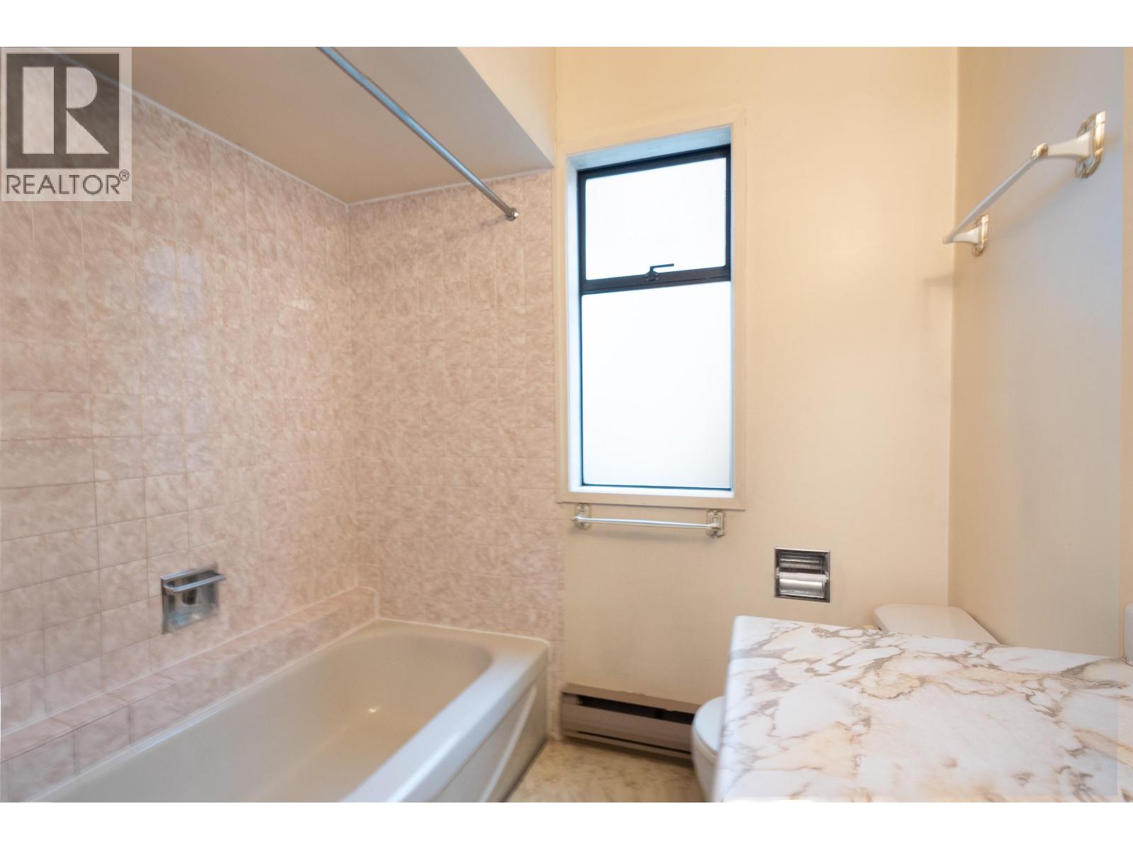 Listing Picture 31 of 40 : 3812 W 24TH AVENUE, Vancouver / 溫哥華 - 魯藝地產 Yvonne Lu Group - MLS Medallion Club Member