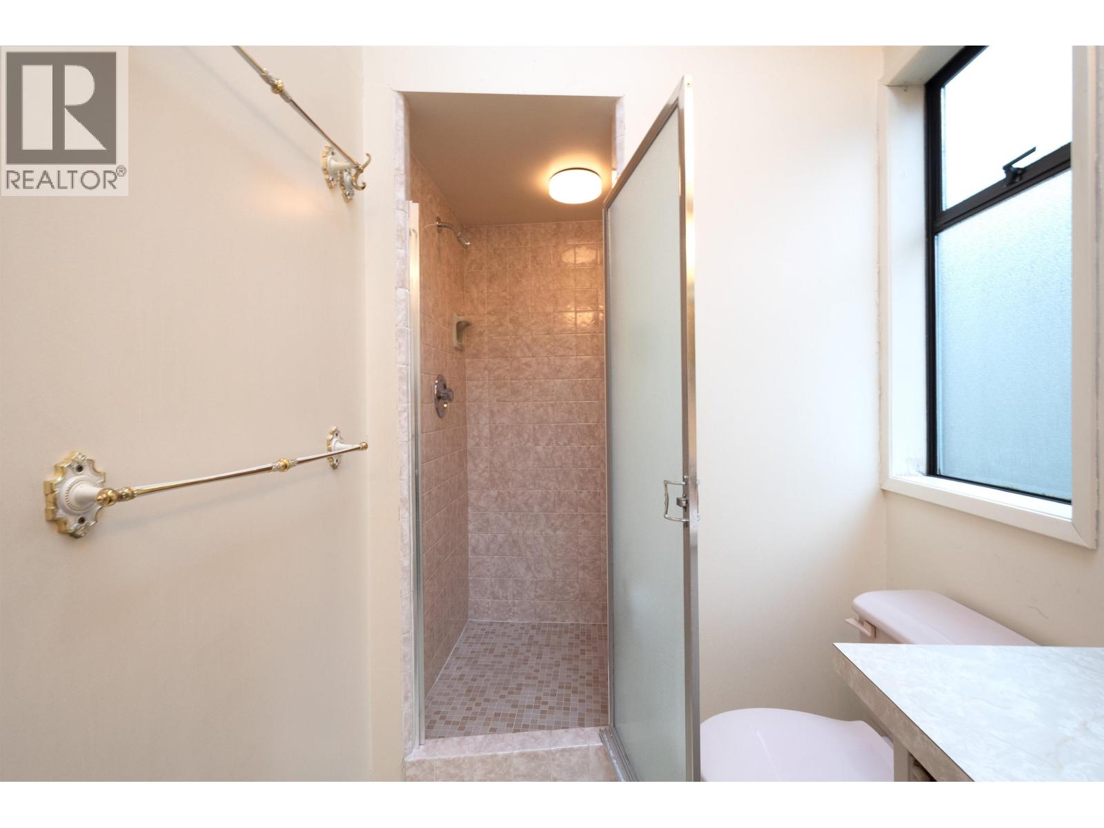 Listing Picture 24 of 40 : 3812 W 24TH AVENUE, Vancouver / 溫哥華 - 魯藝地產 Yvonne Lu Group - MLS Medallion Club Member