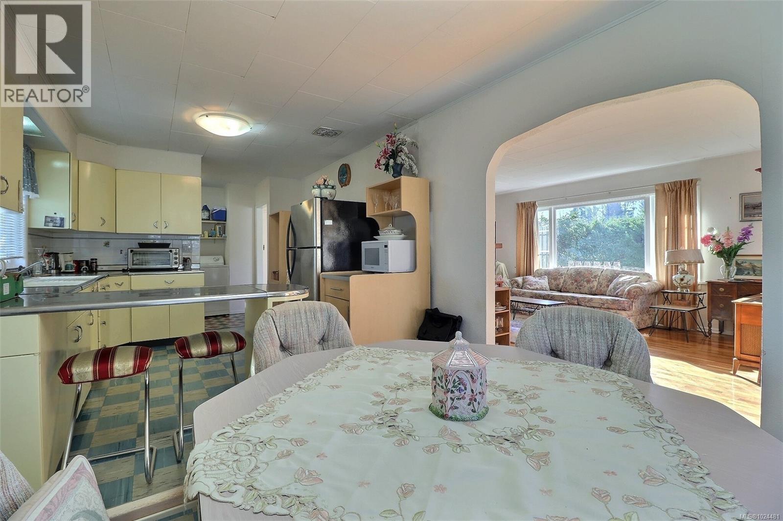 692 5th St, Courtenay, British Columbia  V9N 1K4 - Photo 6 - 1024481