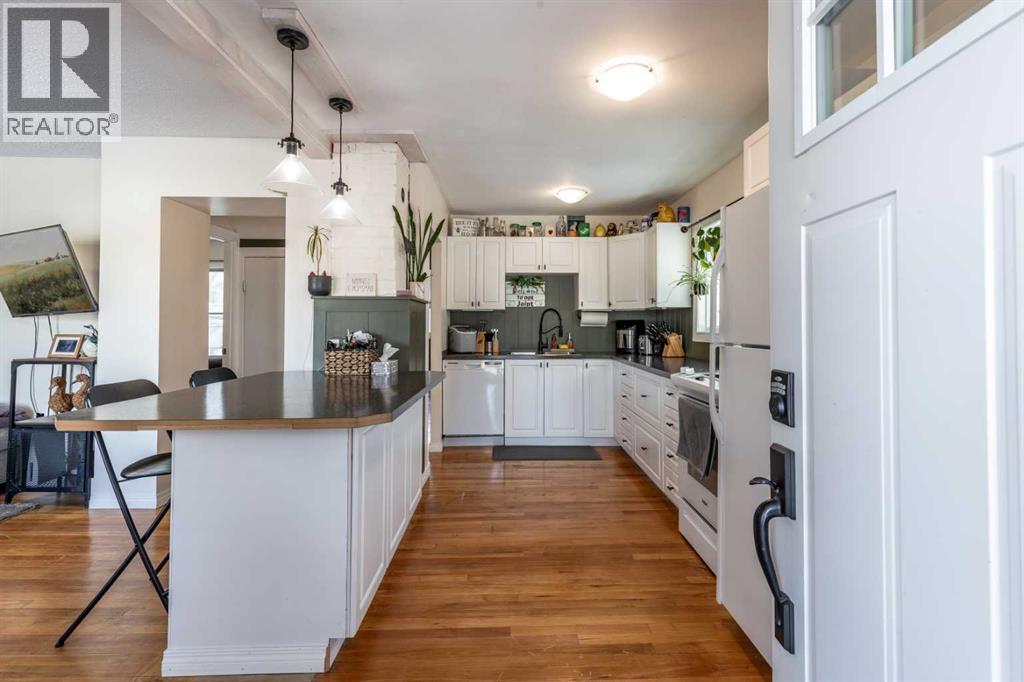 35 8 Street Sw, Medicine Hat, Alberta  T1A 4L4 - Photo 3 - A2282219