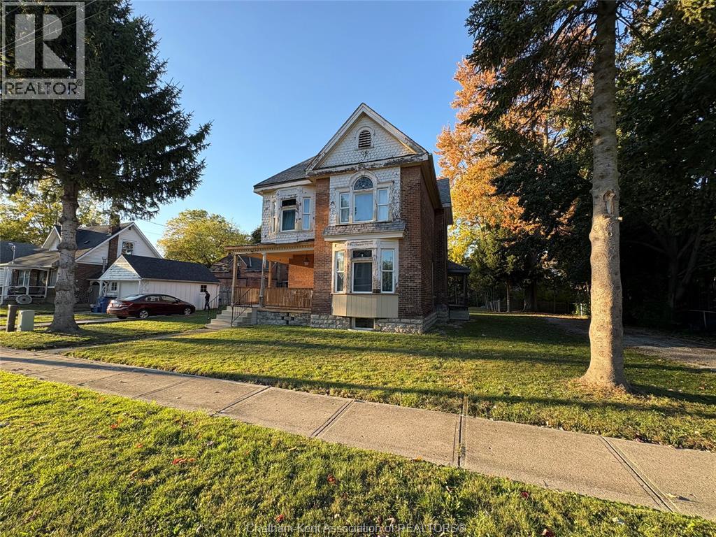 MLS# 25027105: 27 & 31 Wade STREET, Chatham, Canada