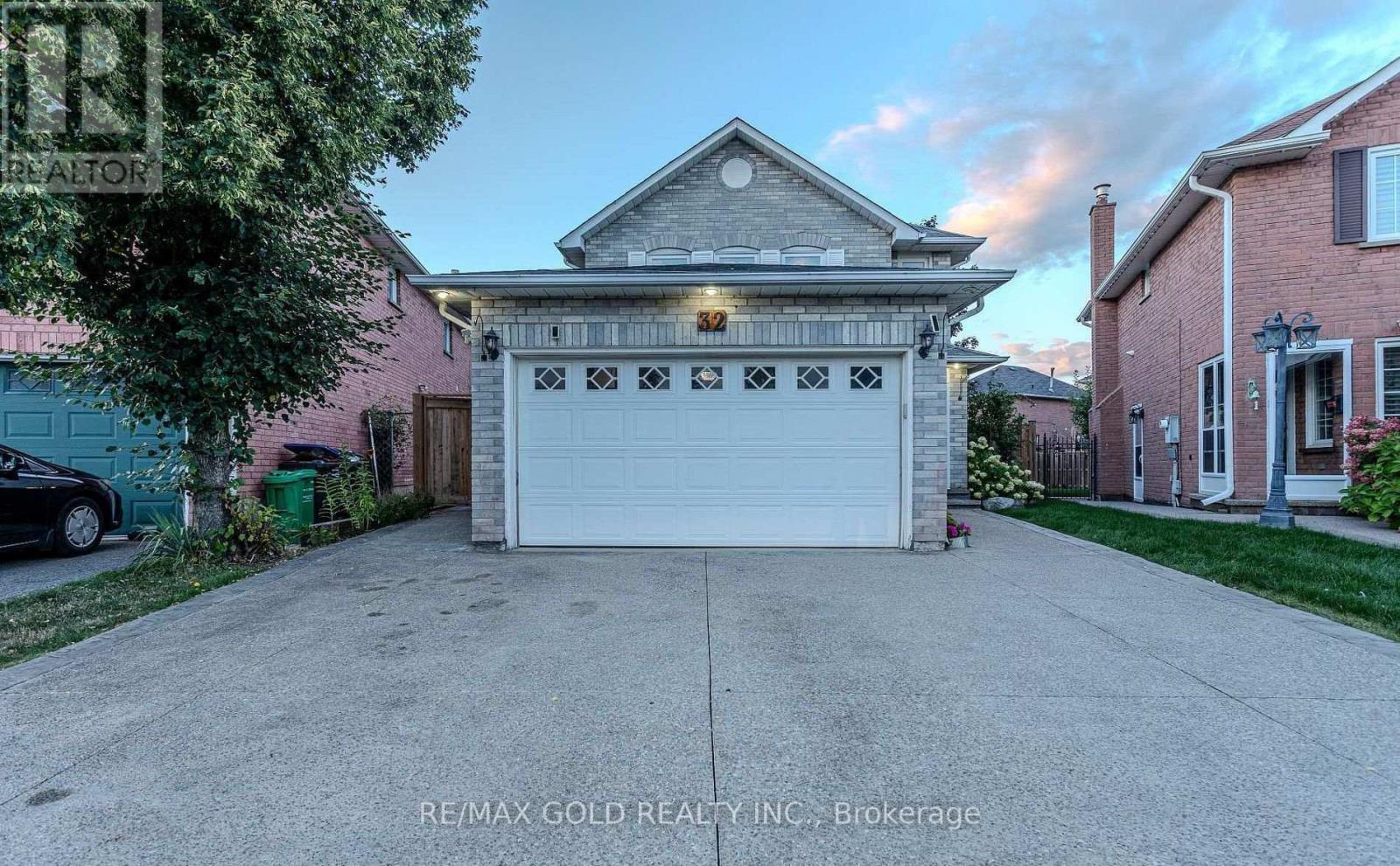 32 HEDDON COURT, Brampton, Ontario
