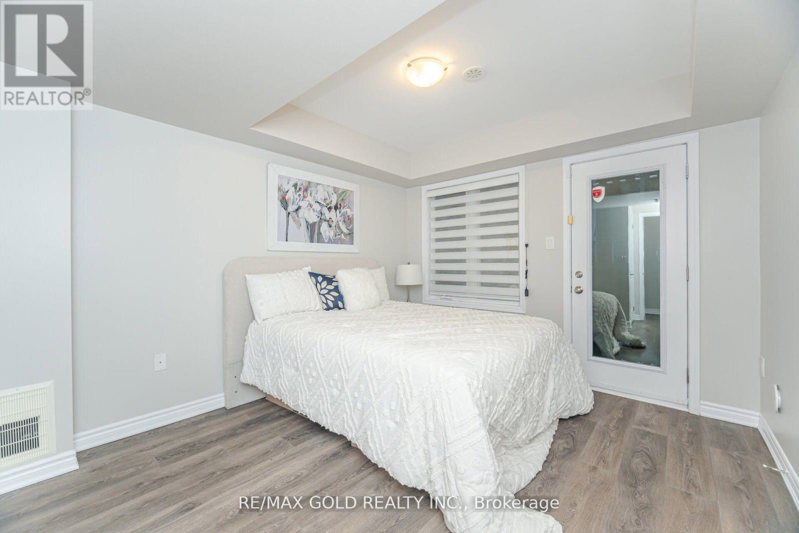 75 Baycliffe Crescent, Brampton, Ontario  L7A 3Z1 - Photo 3 - W12744918