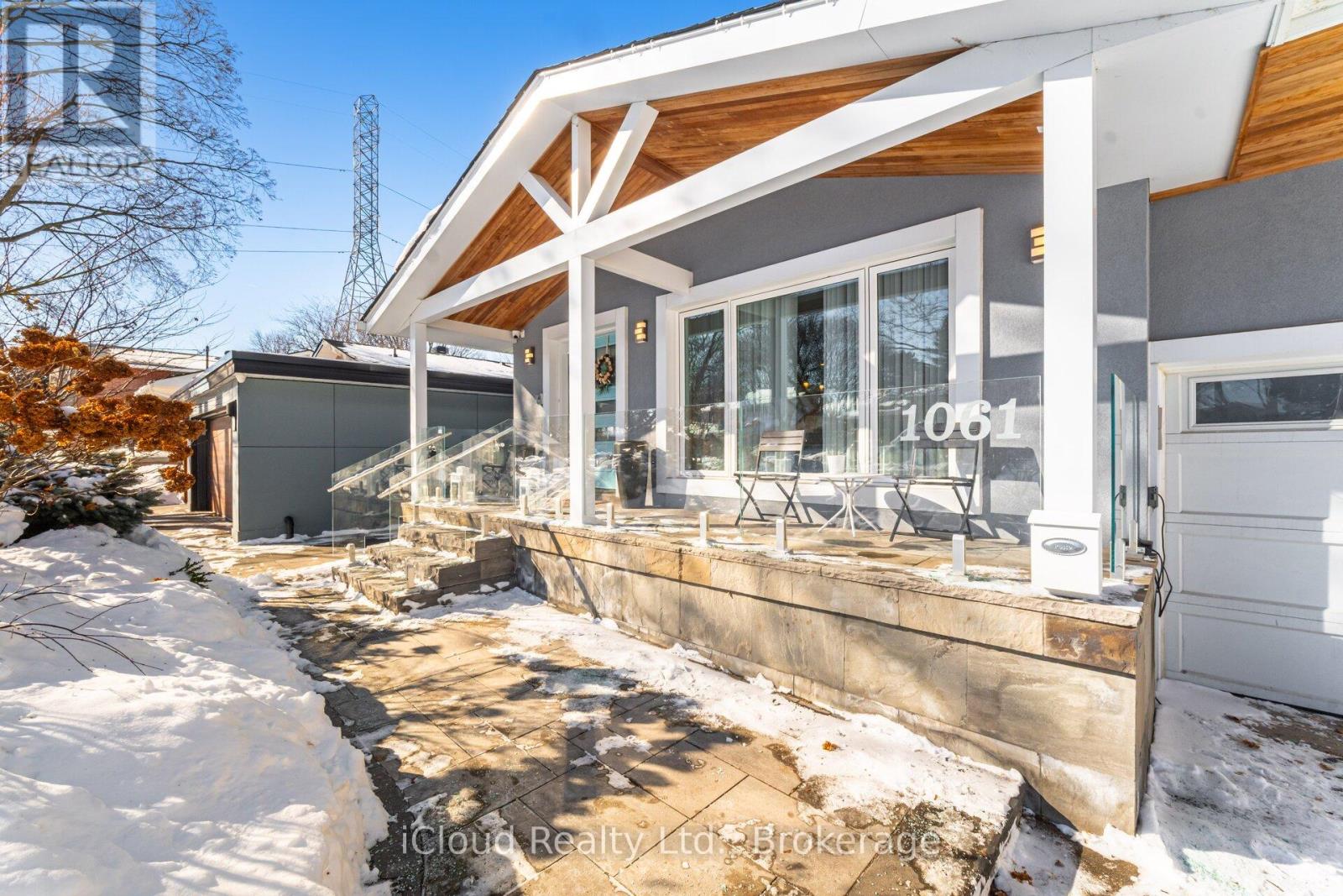 1061 Johnathan Drive, Mississauga, Ontario  L4Y 1J9 - Photo 3 - W12744942