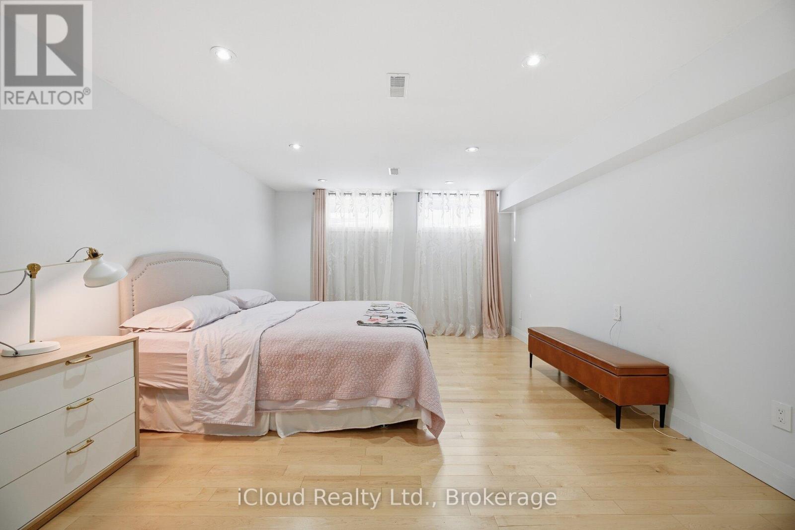 1061 Johnathan Drive, Mississauga, Ontario  L4Y 1J9 - Photo 45 - W12744942