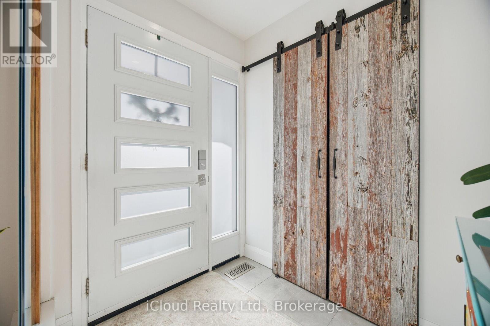 1061 Johnathan Drive, Mississauga, Ontario  L4Y 1J9 - Photo 5 - W12744942