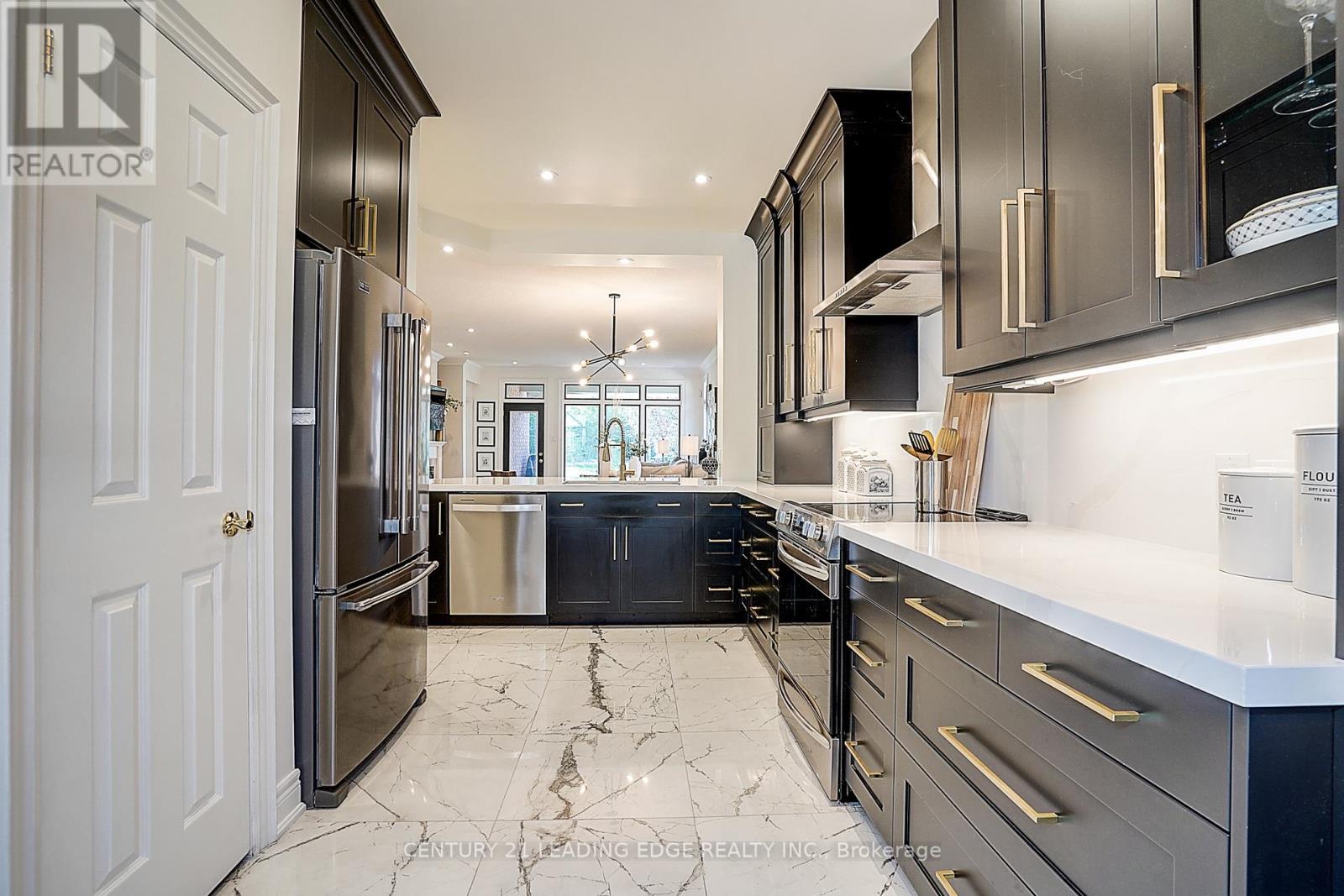 106 Couples Gallery, Whitchurch-Stouffville, Ontario  L4A 1M8 - Photo 11 - N12397177