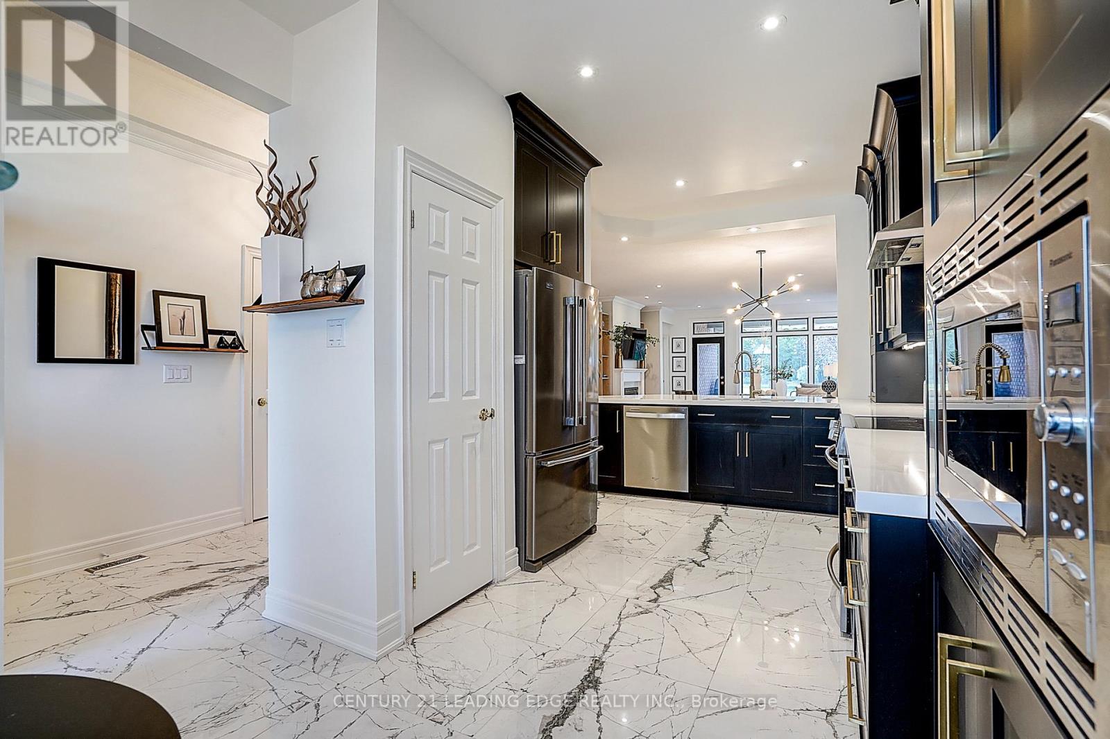 106 Couples Gallery, Whitchurch-Stouffville, Ontario  L4A 1M8 - Photo 10 - N12397177