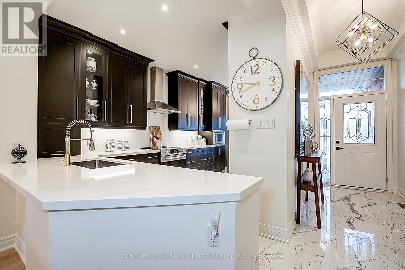 106 Couples Gallery, Whitchurch-Stouffville, Ontario  L4A 1M8 - Photo 8 - N12397177