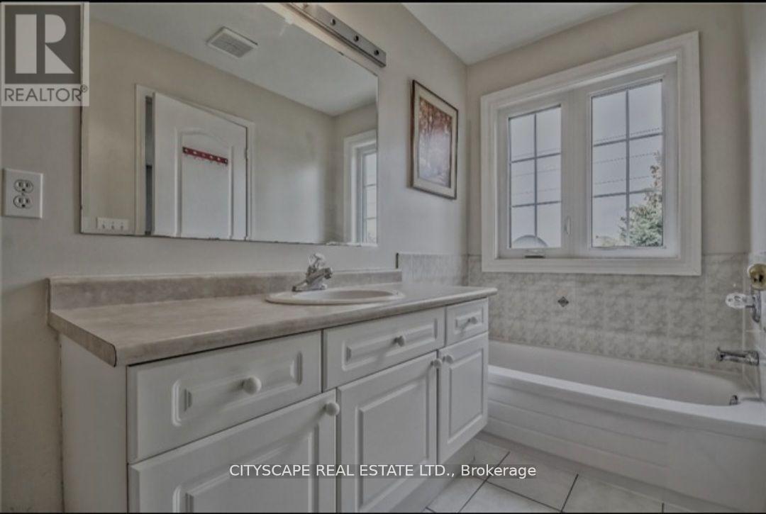 1408 Quest Circle, Mississauga, Ontario  L5N 8B4 - Photo 21 - W12477362