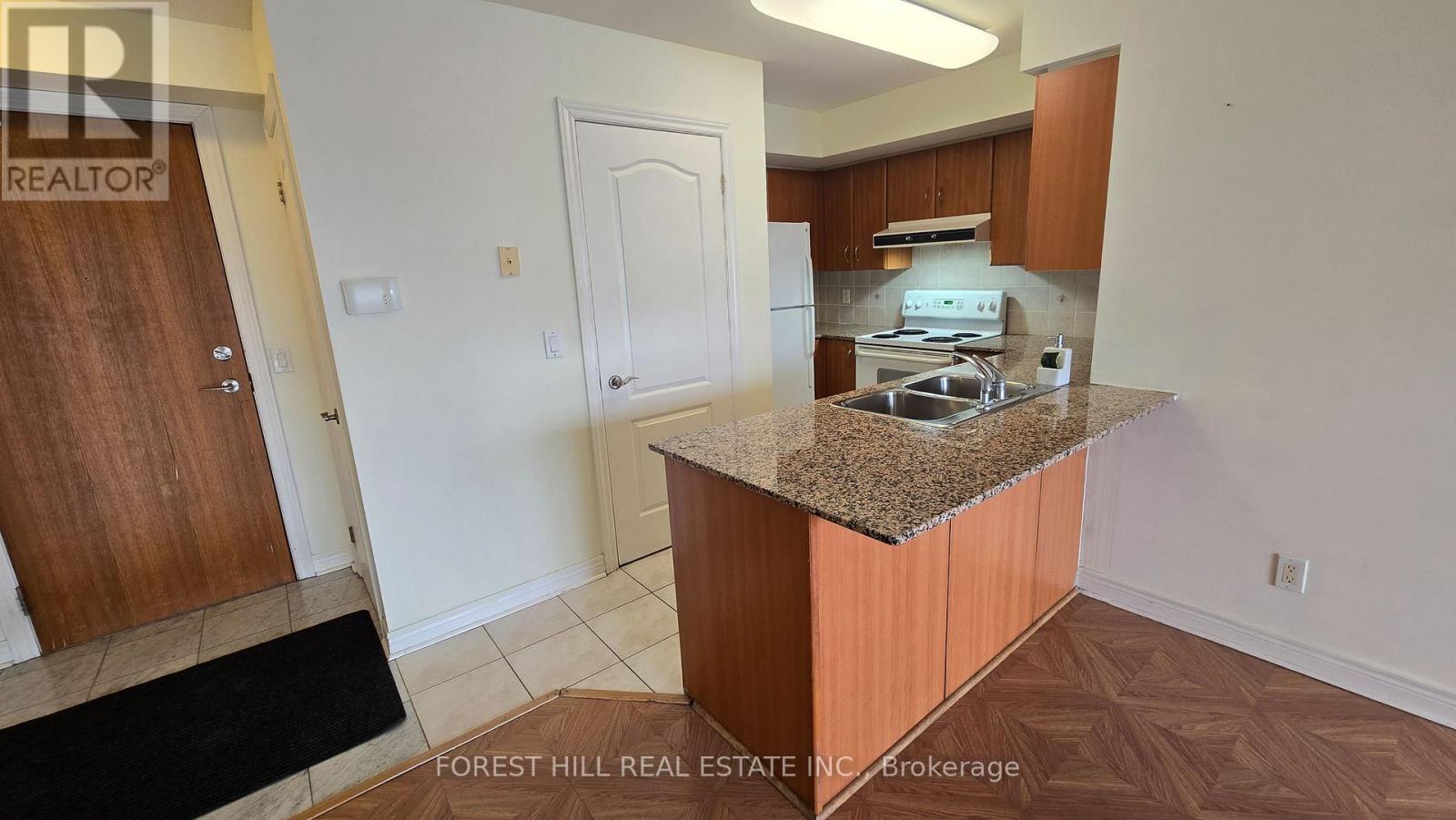 1216 - 50 Disera Drive, Vaughan, Ontario  L4J 9E9 - Photo 4 - N12739384