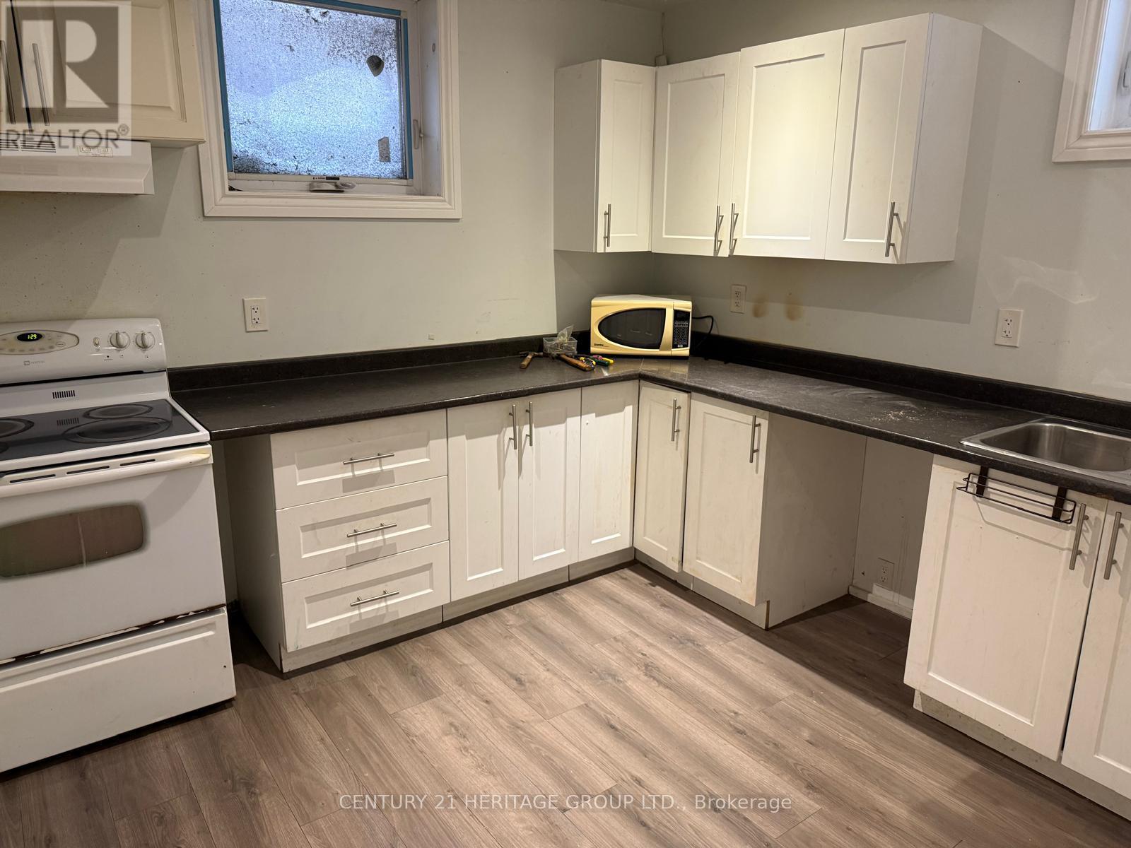 Basement Unit A - 5 Amber Crescent, Toronto, Ontario  M6L 2R5 - Photo 3 - W12744088